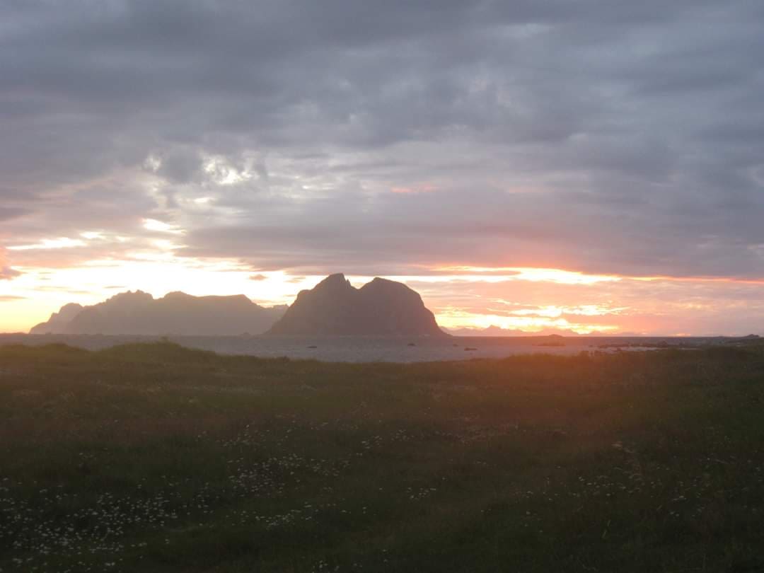 Le montagne ascoltano il cielo mentre il giorno si spegne in silenzio