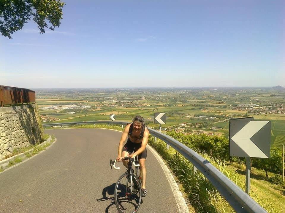 La strada sale, il cuore batte, l’orizzonte si apre al respiro.