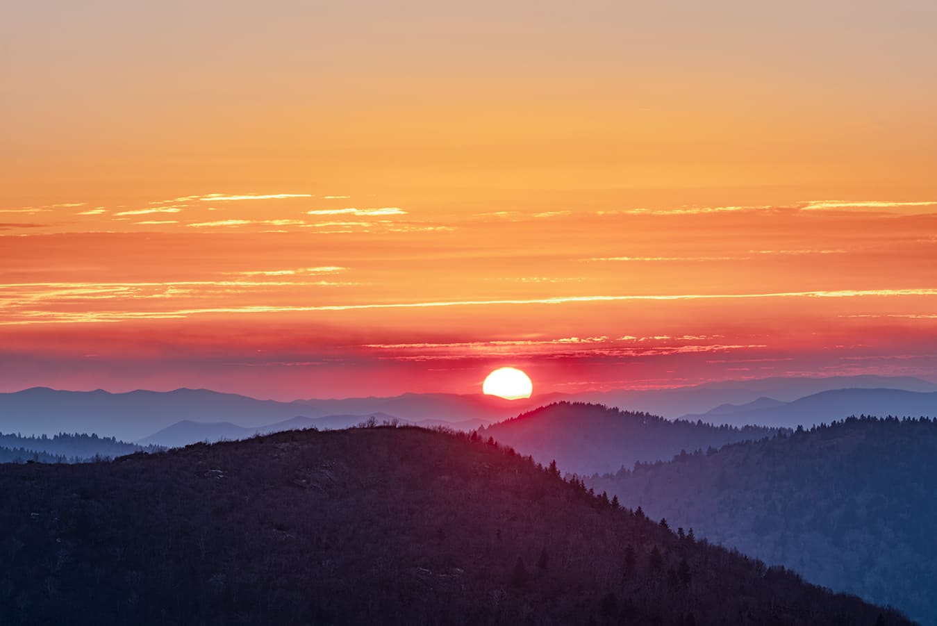 Il sole si posa sulle colline, come un pensiero che trova pace