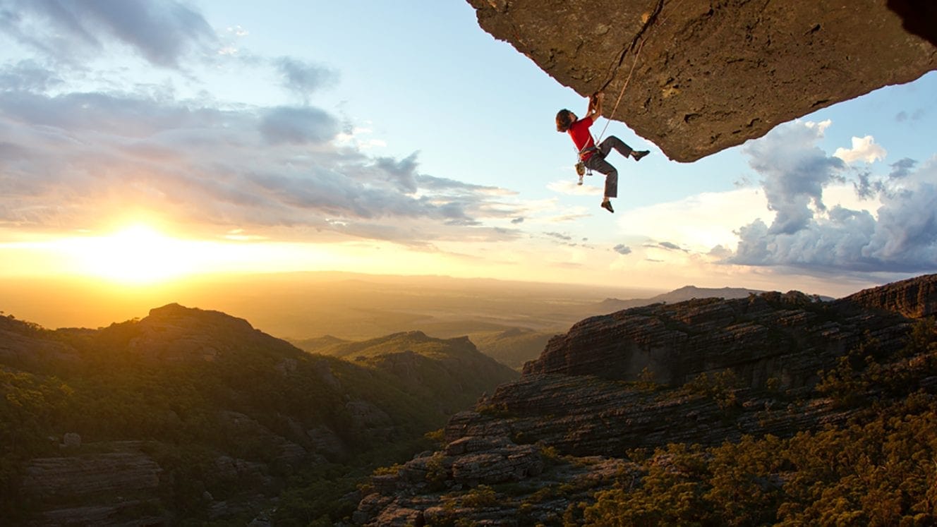 Appeso al cielo, l’uomo dialoga con la roccia e il sole
